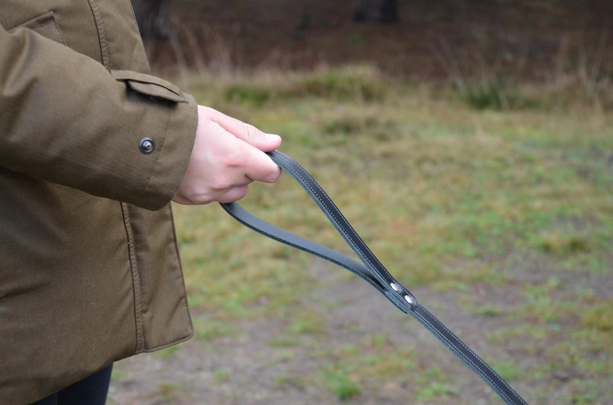 Hondenriem Leer - 2 Meter - Zwart - Hoge Kwaliteit Leer - Lederen Hondenriem - Ambachtelijk Gemaakt In Portugal 6 Hondenriem Leer - 2 Meter - Zwart - Hoge Kwaliteit Leer - Lederen Hondenriem - Ambachtelijk Gemaakt In Portugal - Afbeelding 4