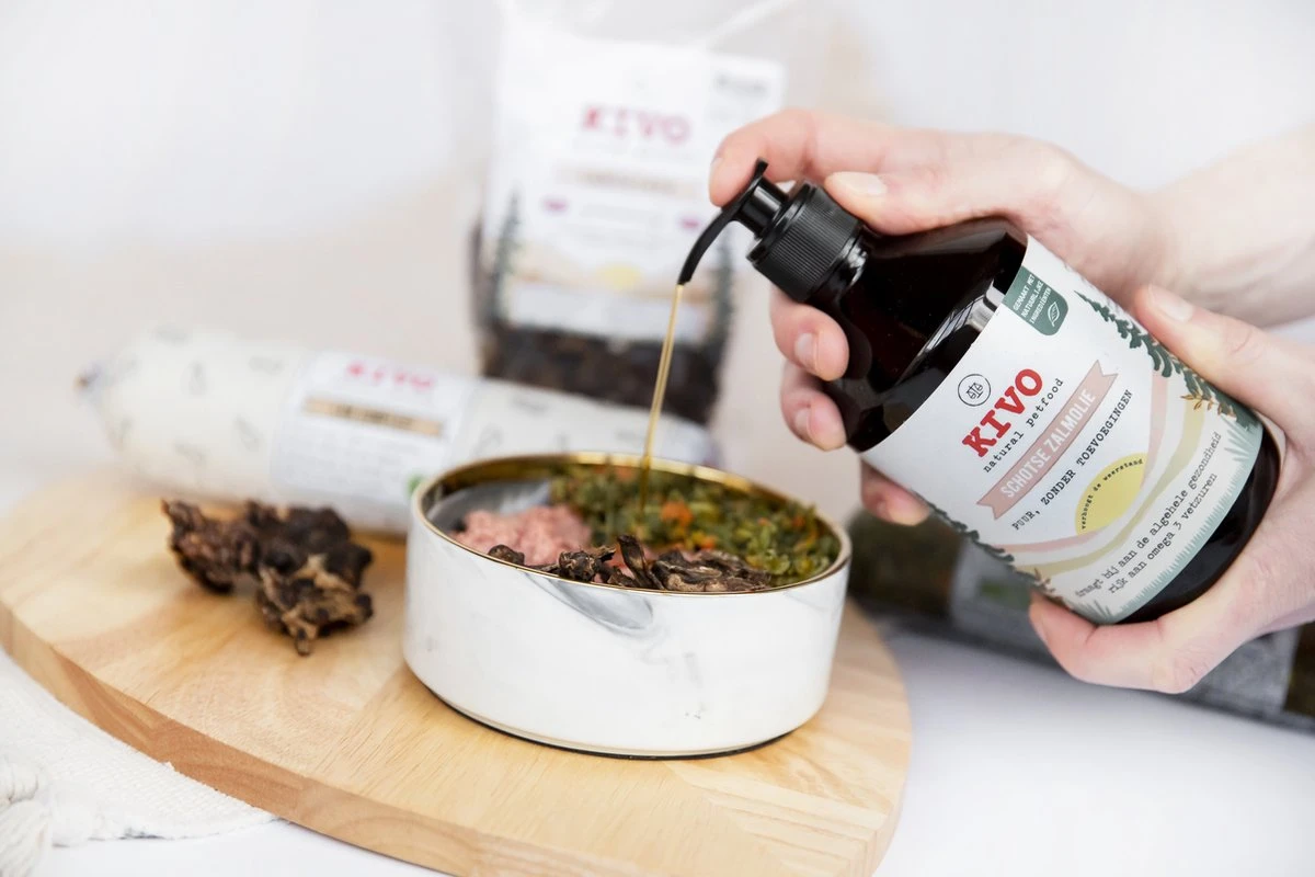 Kivo Petfood - Supplement Zuivere Schotse Zalmolie 500 Ml - Met Handig Doseerpompje! 4 Kivo Petfood - Supplement Zuivere Schotse Zalmolie 500 Ml - Met Handig Doseerpompje! - Afbeelding 2