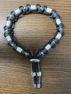 Anti-tekenband Spike - Vlooienband - Voor Hond Hond - Lichtgrijze Keramische EM-X Kralen - Kleur Zwart Zilvergrijs - Lengte 35 Cm - Nekomvang Vanaf 33 Tot 45 Cm - Lengte Geknoopt Deel 35 Cm - Met Zilverkleurige Kralen -Exporteren Alles Voor Honden Winkel 900x1200 50